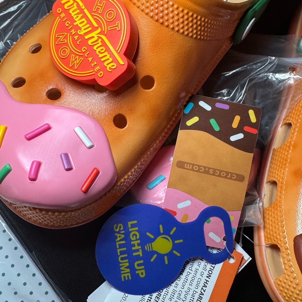 Crocs x Krispy Kreme Classic Clog – Limited Edition - Picture 5 of 16